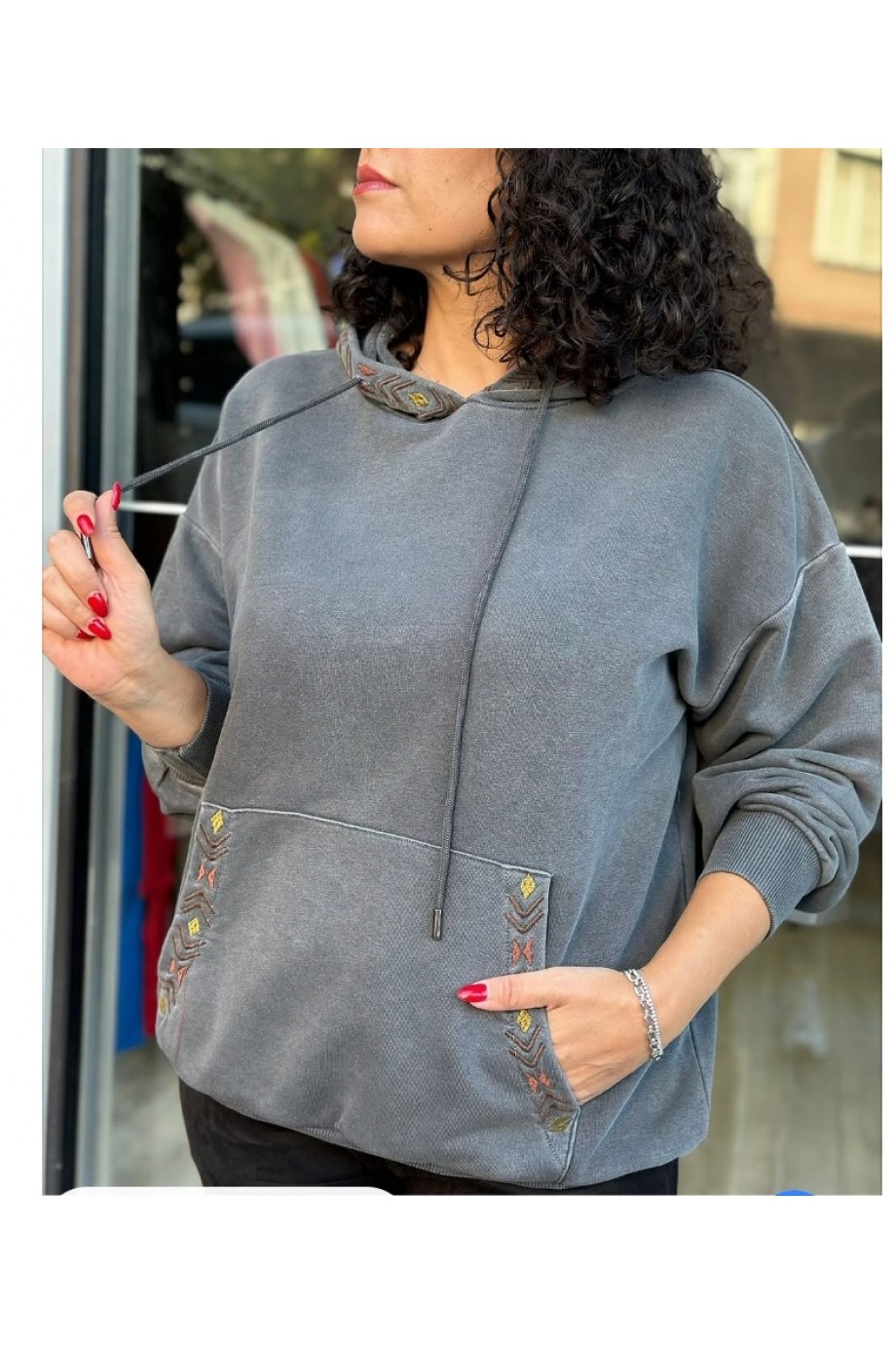 Kadın Gri İşlemeli Kapüşonlu Kanguru Cepli Sweatshirt