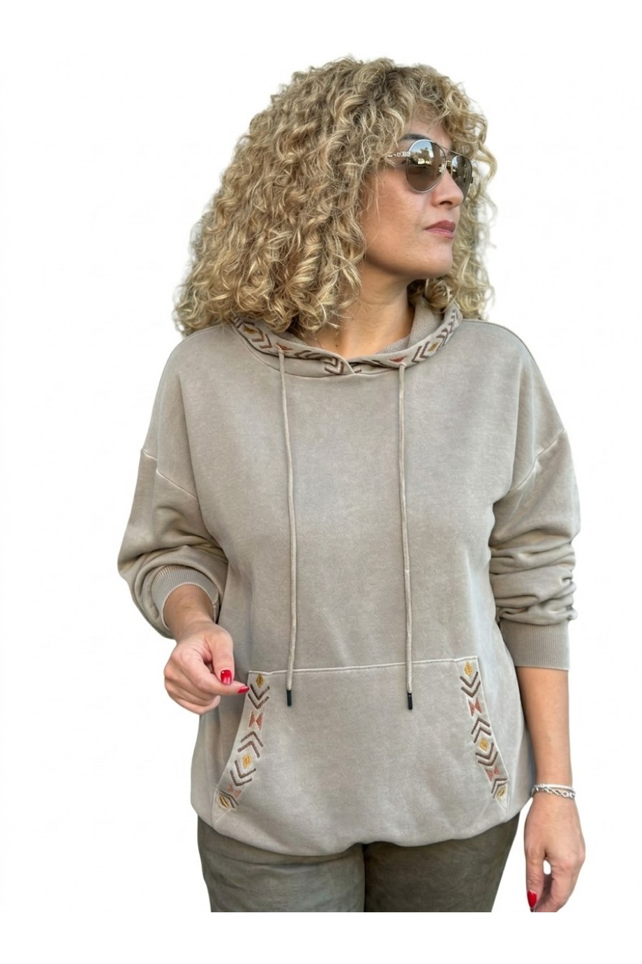 Kadın Vizon İşlemeli Kapüşonlu Kanguru Cepli Sweatshirt Kadın Vizon İşlemeli Kapüşonlu Kanguru Cepli Sweatshirt