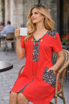 Duygu Altıntaş Otantik Desenli Kırmızı Elbise – Cep Detaylı Rahat Kesim Günlük Elbise